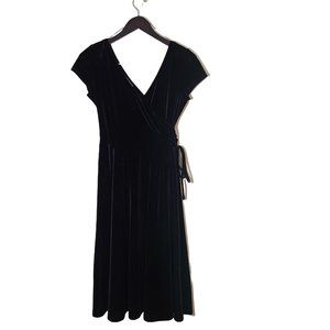 London Times Black Velvet Surplice V Neck Dress Women's Sz 6 Short Sleeves